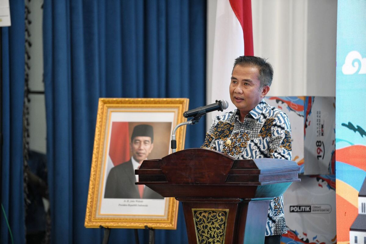 Penjabat (Pj) Gubernur Jawa Barat Bey Machmudin saat membacakan sambutan dalam kegiatan Pembukaan Roadshow Bus KPK 2024 dan Rapat Koordinasi Kepala Daerah di Jawa Barat di Gedung Sate, Kota Bandung, Kamis (8/8/2024).