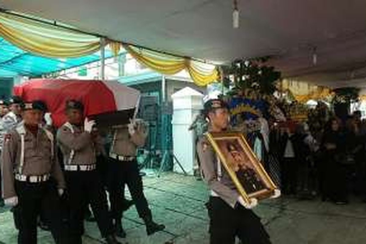 Suasana proses upacara militer yang dilakukan untuk mengantarkan jenazah mantan Kadiv Humas Mabes Polri Irjen (Purn) Abubakar Nataprawira dikediamannya di Villa Permata Gading, Jakarta Utara, Selasa (15/3/2016).