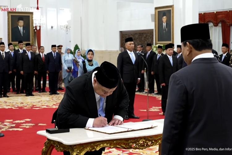 Presiden Prabowo melantik M Yusuf Ateh sebagai Kepala Badan Pemeriksa Keuangan dan Pembangunan di Istana Kepresidenan Jakarta, Rabu (19/2/2025).