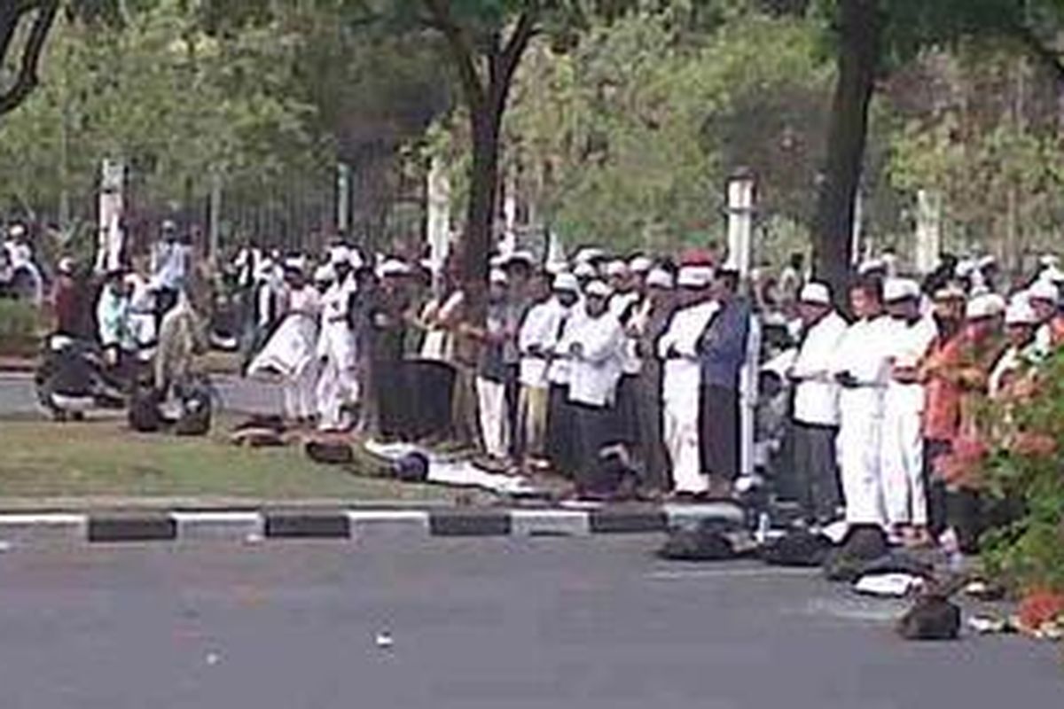 Massa Front Pembela Islam (FPI), Gerakan Reformis Islam, dan Gerakan Pembela Islam menunaikan shalat Ashar di depan Kedutaan Besar Amerika Serikat, Senin (17/9/2012).