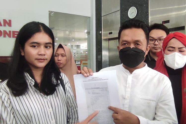 Perwakilan orangtua murid Wawan (kanan) dan tim advokat orangtua murid SDN Pondok Cina 1 Jihan Fauziah (kiri) saat menunjukkan bukti maladministratif di Ombudsman RI pada Rabu (8/2/2023)