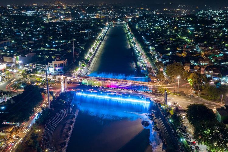 Taman Bridge Fountain Semarang, salah satu destinasi wisata Semarang yang gratis.