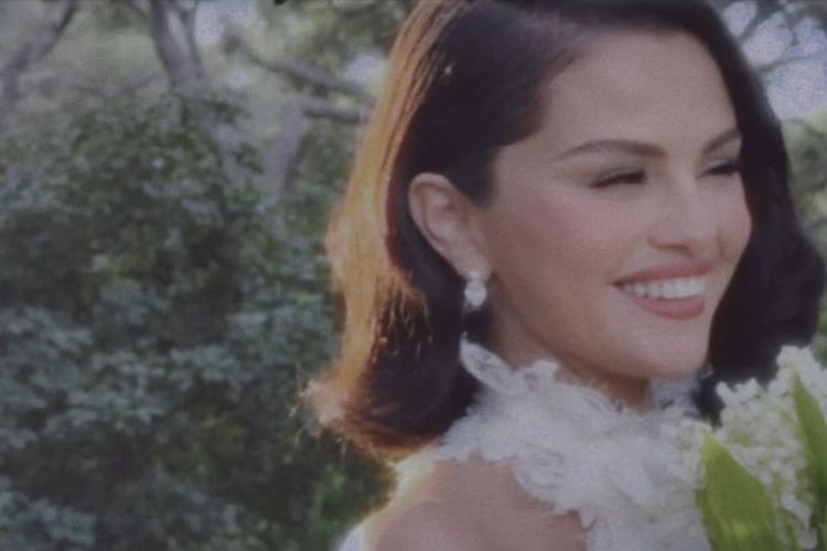 Selena Gomez menikah dengan Benny Blanco di Santa Barbara, California, Amerika Serikat, pada Sabtu (27/9/2025). Selena Gomez tampil memukau pada hari pernikahannya dengan Benny Blanco. Intip rahasia di balik tatanan rambut Gomez yang klasik bergelombang.
