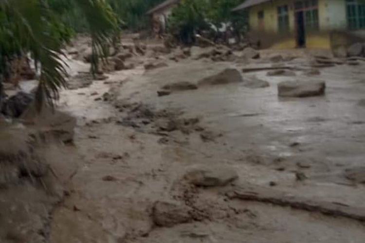 Banjir bandang di Poso, Sulawesi Tengah, Selasa (3/3/2020).