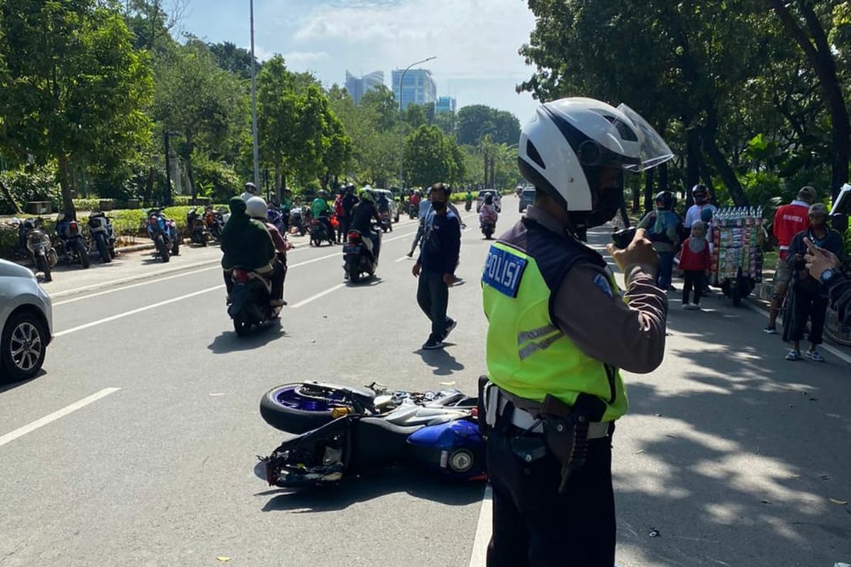 Pengemudi sepeda motor tewas di tempat usai terlibat kecelakaan dengan bajaj di Jalan Medan Merdeka Selatan, Gambir, Jakarta Pusat, Minggu (27/3/2022).