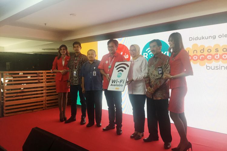 Peluncuran layanan WiFi dan inflight entertainment dalam penerbangan AirAsia Indonesia di Kantor Pusat AirAsia Indonesia, RedHouse, Tangerang, Jumat (10/11/2017). 