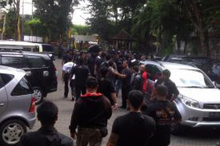 Puluhan pemuda berbadan kekar dikumpulkan untuk menerima arahan terkait pelaksanaan Munas Partai Golkar pada 30 November–3 Desember 2014 di Nusa Dua, Bali.