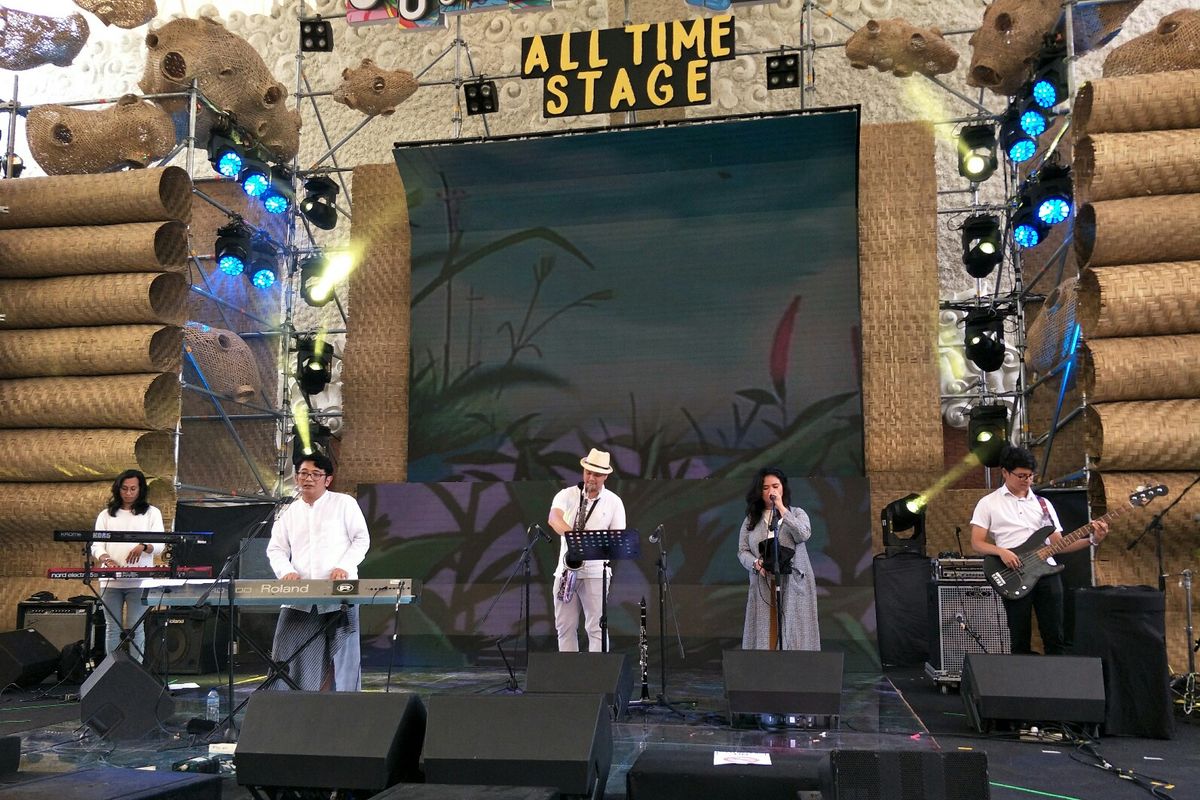 Mondo Gascaro didampingi band pengiring di Soundrenaline 2019 di Garuda Wisnu Kencana, Bali, Minggu (8/9/2019).