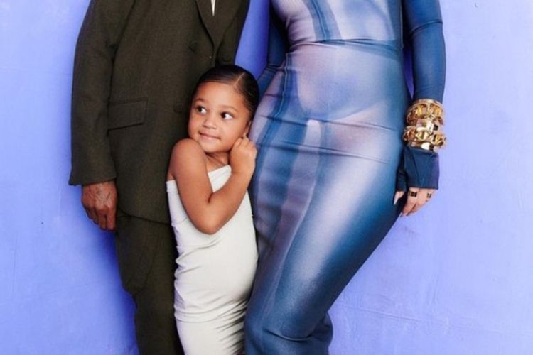 Momen kebersamaan Travis Scott dan Kylie Jenner mengajak putrinya Stormi Webster ke acara Billboard Music Awards (BMA) 2022 di Las Vegas, Minggu (15/5/2022).