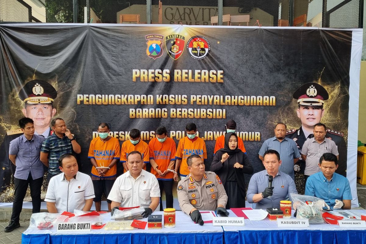 Polda Jatim amankan QMR (31) warga Kecamatan Malo, Kabupaten Bojonegoro menjual pupuk subsidi secara ilegal, Selasa (4/3/2025).