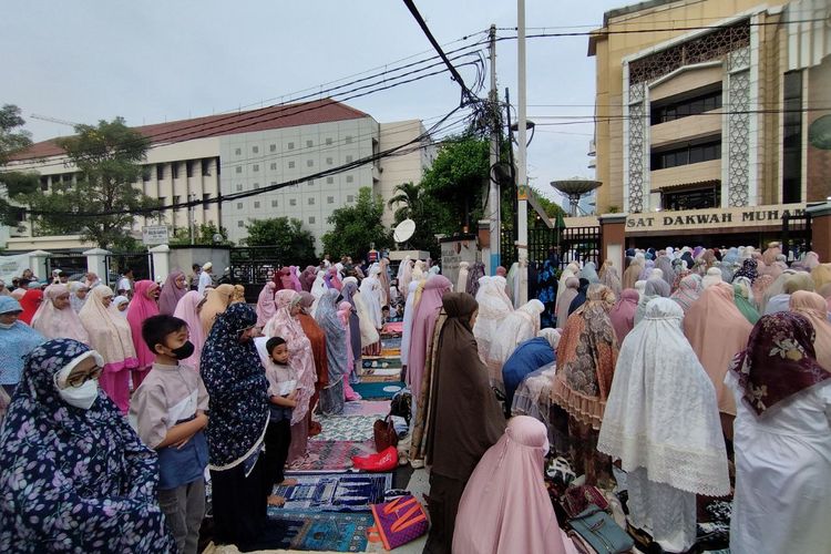 Pelaksanaan shalat id bersama di Pusat Dakwah Muhammadiyah, Jalan Menteng Raya No 62, Jakarta Pusat pada Jumat (21/4/2023). (KOMPAS.com/XENA OLIVIA)