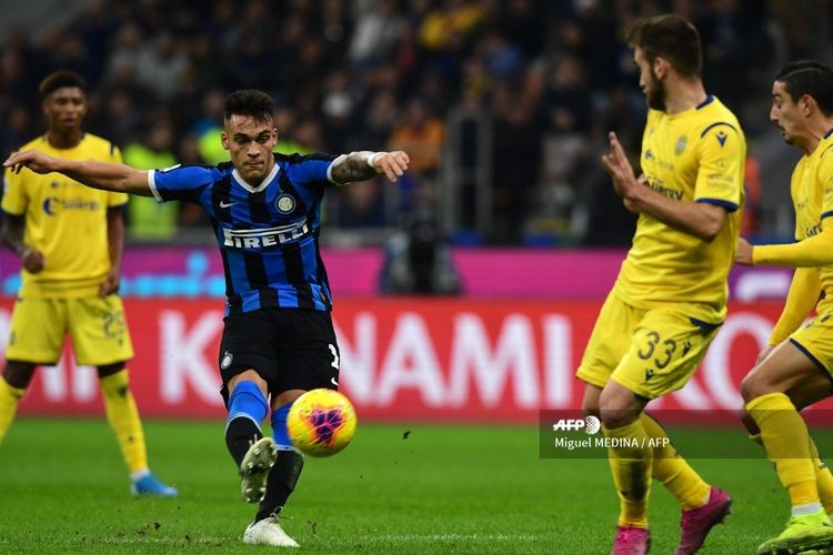 Penyerang Inter Milan, Lautaro Martinez (kiri) saat melepaskan tembakan ke gawang Hellas Verona pada laga pekan ke-12 Liga Italia di Stadion San Siro, 9 November 2019.