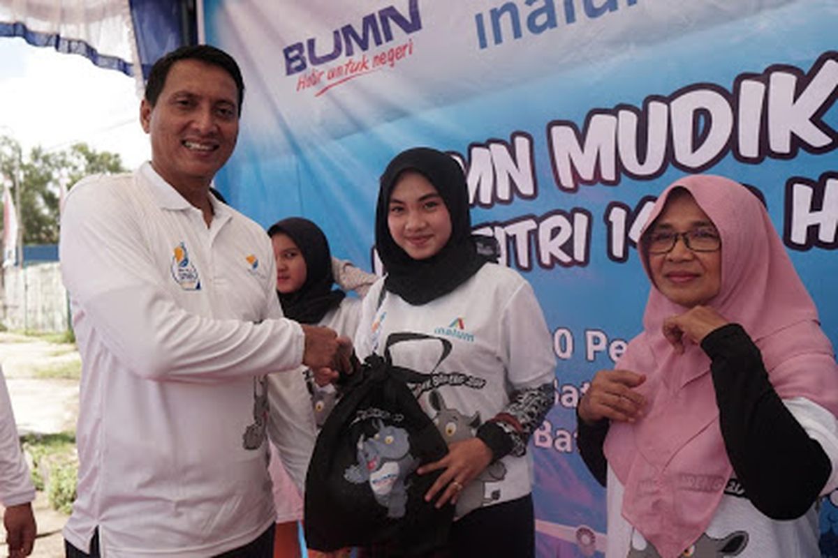 Deputi General Manager CSR dan PKBL INALUM, Susyam Widodo menyerahkan perlengkapan Mudik Bareng BUMN secara simbolis kepada salah satu perwakilan peserta mudik (31/5/2019).