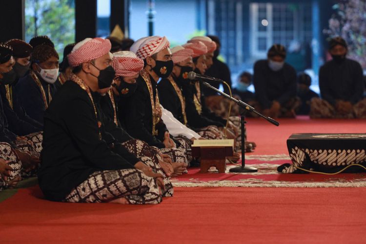 Suasana Hajad Dalem Malem Selikuran atau Malam Selikuran di Keraton Yogyakarta. Tradisi ini dilakukan untuk menyambut datangnya malam Lailatul Qadar.