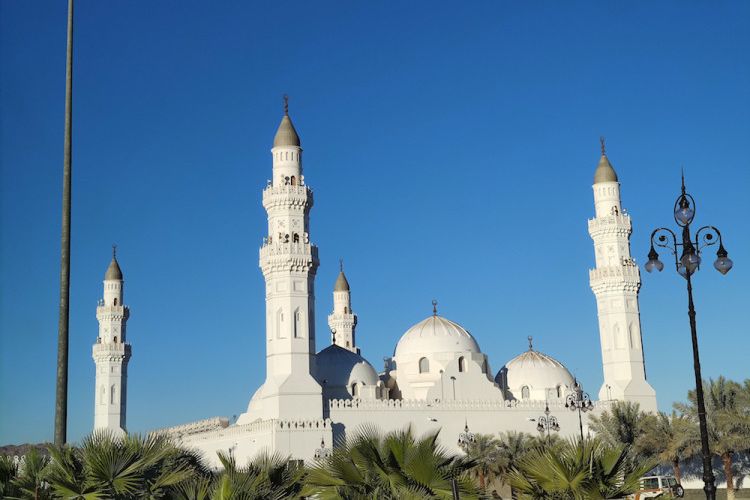 Masjid Quba di Madinah adalah masjid pertama yang dibangun oleh Rasulullah sekaligus masjid pertama di dunia.