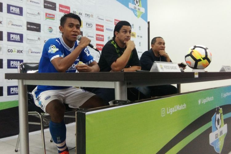 Pemain Persib Bandung Febri Hariyadi saat menghadiri sesi konferensi pers usai laga kontra PS Tira di stadion Gelora Bandung Lautan Api, Senin (26/3/2018) sore. 