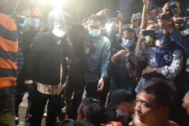 Risma memarahi pengunjuk rasa yang rusak fasilitas umum di Surabaya, Kamis (8/10/2020) malam.