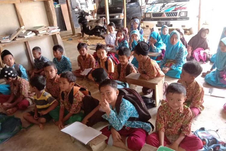 Selama 15 Siswa SDN 1 Tlageh Galis Bangkalan Madura, Saat Menjalani Proses Belajar dan Mengajar (PBM) di Garasi Mobil Warga Pasca Insiden Roboh, Hingga saat ini, Jumat (17/12/2021).