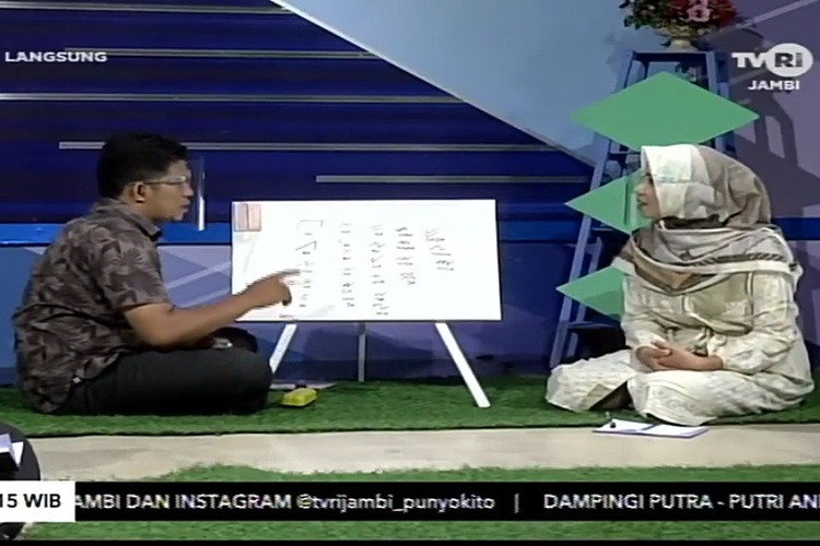 Tangkapan layar saat Deki Syaputra tampil di TVRI Jambi mengajarkan membaca dan menulis aksara incung