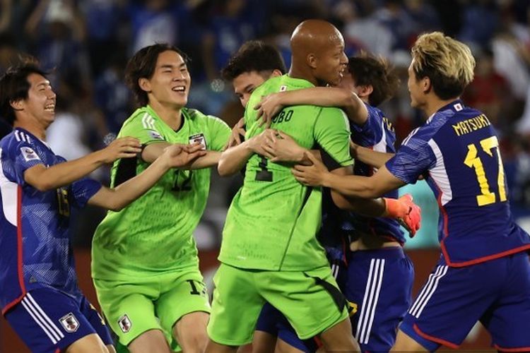 Kiper Jepang, Leo Kokubo, berselebrasi bersama rekan setimnya setelah juara Piala Asia U23 2204 di Stadion Jassim Bin Hamad pada 3 Mei 2024.