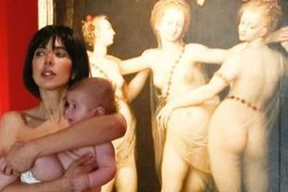 Seniman kontroversial asal Swiss, Milo Moire (32) melakukan aksi penuh kontroversial dengan berjalan telanjang keliling Museum.