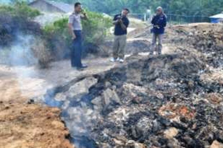 Polisi dan wartawan memperhatikan lahan mengeluarkan asap di Desa Bireum Rayeuk, Kecamatan Bireum Bayeun, Aceh Timur, Senin (4/4/2016)
