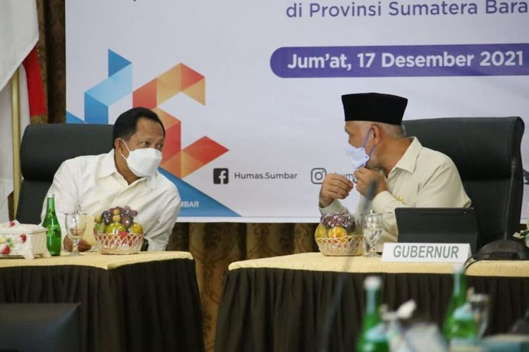 Mendagri Tito Karnavian dan Gubernur Sumbar Mahyeldi berkoordinasi saat rapat koordinasi penanggulangan Covid-19 di Padang, Jumat (17/12/2021)