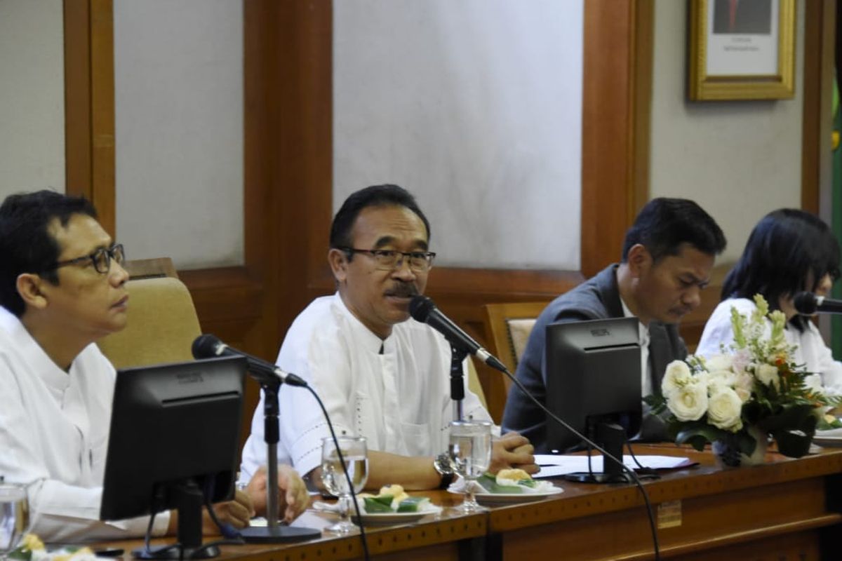 Pj. Sekretaris Daerah Provinsi Jawa Barat Daud Achmad saat menghadiri Rapat Percepatan Penanganan Pencemaran Sungai di Gedung Sate, Kota Bandung, Selasa (22/10/19).