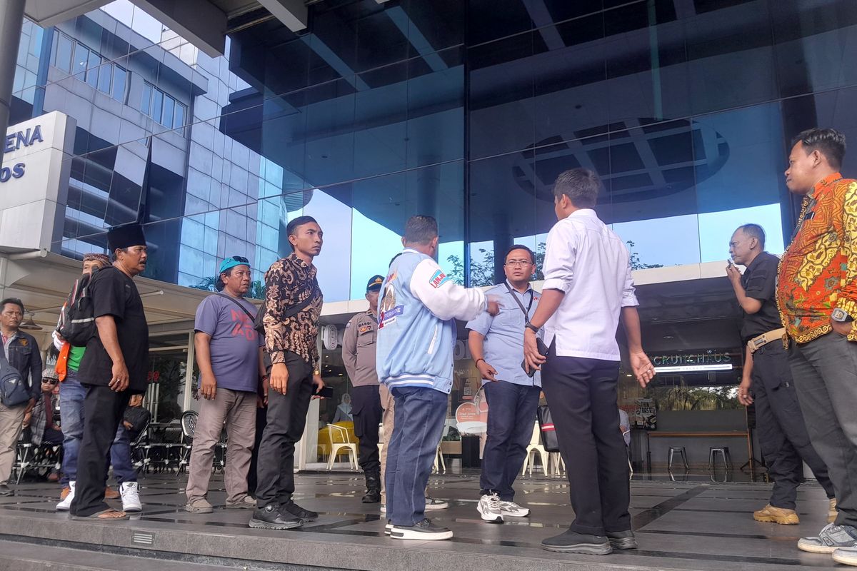 Foto: Paslon 02 Cabub Situbondo saat berada di Graha Pena Surabaya pada Jumat (22/11/2024).