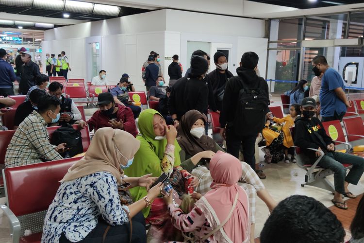Suasana di posko Sriwijaya Air di Terminal II Bandara Soekarno-Hatta, Banten, Sabtu (9/1/2021) setelah pesawat Sriwijaya Air atuh di Kepulauan Seribu, Sabtu (9/1/2021). Puluhan orang menunggu kepastian terkait nasib anggota keluarganya yang berada dalam pesawat itu.