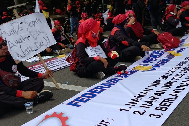 Para buruh yang mengikuti demo di kantor Disnaker Kota Tangerang, Banten, Senin (22/11/2021). Tuntutan mereka adalah peningkatan UMK Kota Tangerang 2022 sebesar Rp 400.000