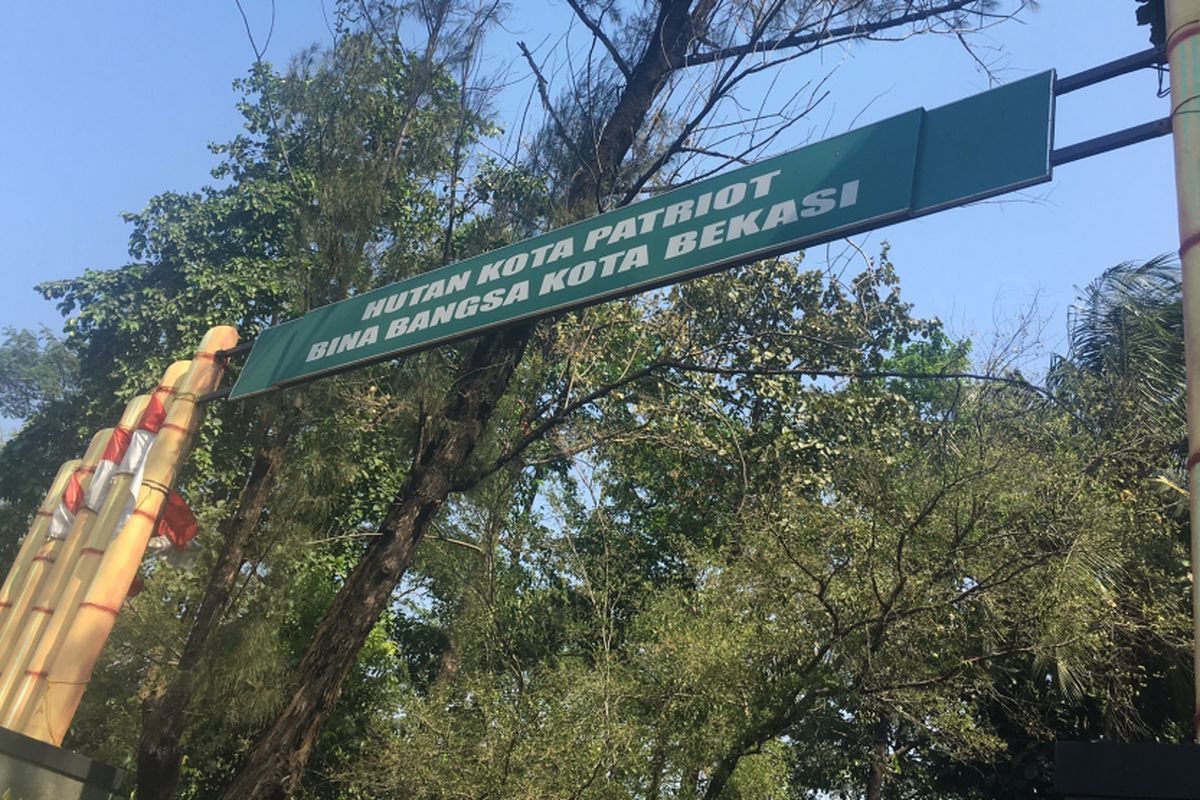 Gerbang Taman Hutan Kota Bekasi, Jalan Jendral Sudirman Kota Bekasi, Jumat (8/9/2017). 