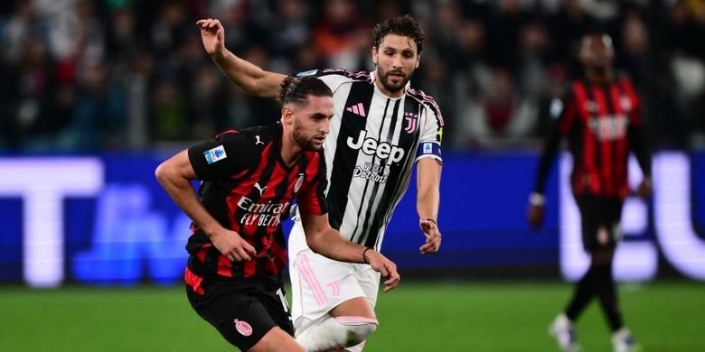 Adrien Rabiot (kiri) bertarung memperebutkan bola dengan Manuel Locatelli dalam pertandingan sepak bola Serie A Italia antara Juventus vs AC Milan di Stadion Allianz di Turin pada 5 Oktober 2025. (Foto oleh MARCO BERTORELLO / AFP)