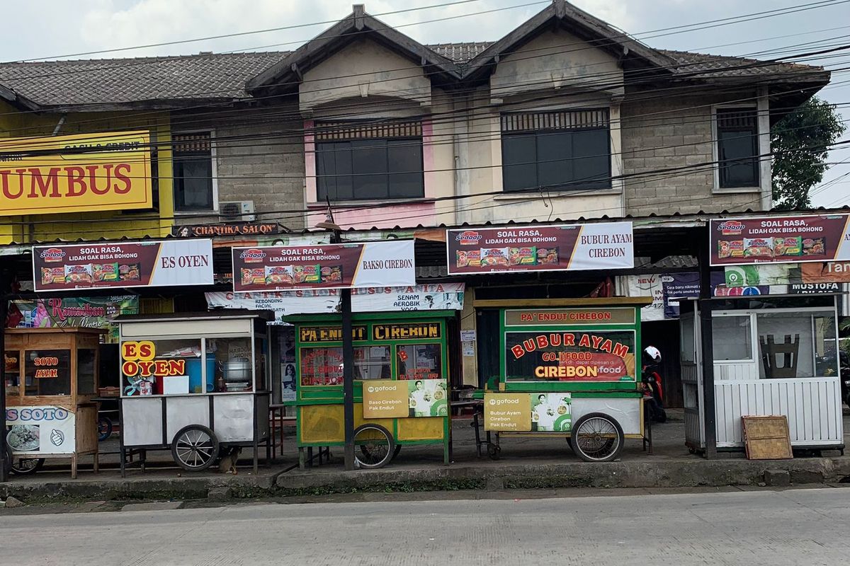 Warung-warung makan di Tangerang Selatan, tutup di pagi hari sesuai dengan peraturan Pemerintah Kota Tangerang Selatan yang memberikan peraturan waktu operasional mulai pukul 12.00 WIB selama Ramadhan.