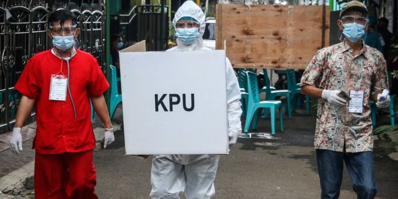Petugas KPPS TPS 68 membawa kotak suara untuk mengunjungi pemilih pasien COVID-19 dengan status Orang Tanpa Gejala (OTG) di Pondok Maharta, Tangerang Selatan, Banten, Rabu (9/12)
