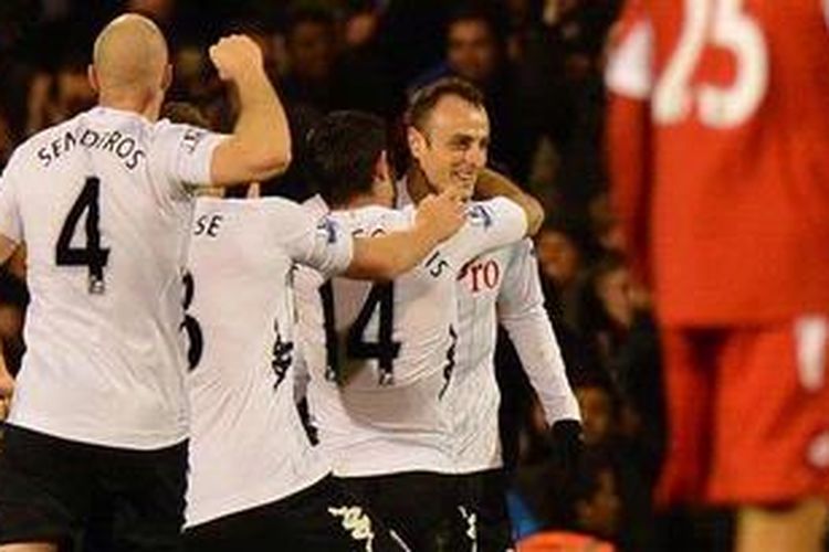 Penyerang Fulham dari Bulgaria, Dimitar Berbatov (ketiga dari kanan), merayakan gol keduanya ke gawang Queens Park Rangers di Stadion Craven Cottage, Senin (1/4/2013). Fulham akhirnya menang 3-2. 