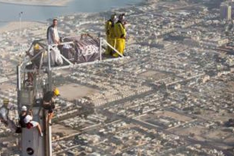 Fred Fuggen dan Vince Reffet bersiap melompat dari atas Burj Khalifa, Dubai.