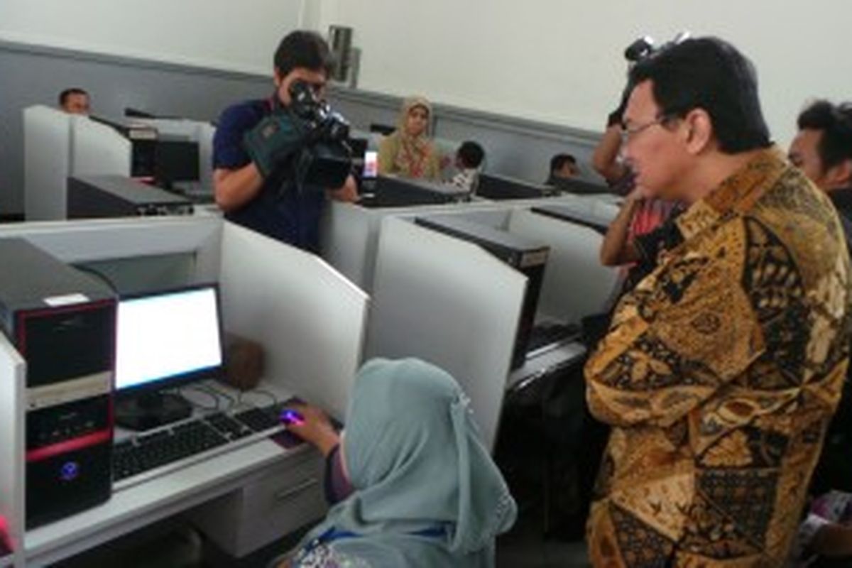 Wakil Gubernur DKI Jakarta Basuki Tjahaja Purnama saat meninjau proses uji kompetensi bidang dalam lelang jabatan di SMAN 1 Jakarta, Sabtu (27/4/2013). 