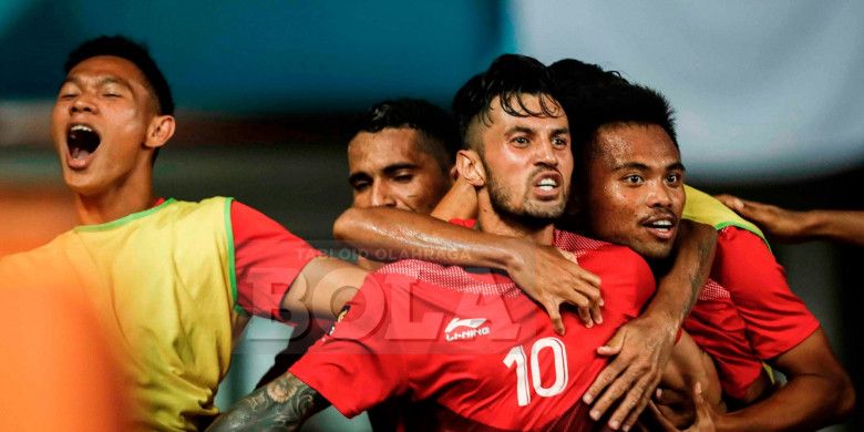 Para pemain timnas u-23 Indonesia merayakan gol Stefano Lilipaly ke gawang Hong Kong pada laga Grup A Asian Games 2018 di Stadion Patriot Candrabhaga, Bekasi, Senin (20/8/2018).
