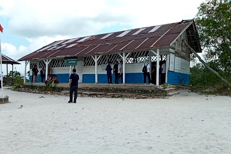 Bangunan Sekolah Laskar Pelangi di Desa Lenggang, Belitung Timur, Senin (12/10/2021).