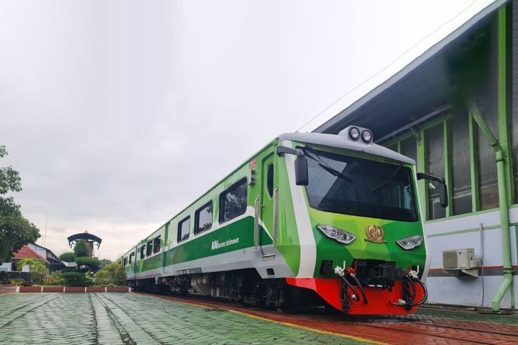 Salah satu kereta wisata yang dioperasikan oleh PT Kereta Api Pariwisata. 