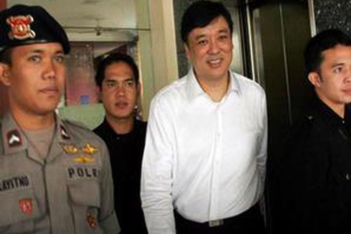 Mantan Presiden Direktur PT First Media Tbk, Billy Sindoro (tengah) dikawal usai menjalani sidang perdana di Pengadilan Tindak Pidana Korupsi, Jakarta, Selasa (9/12).