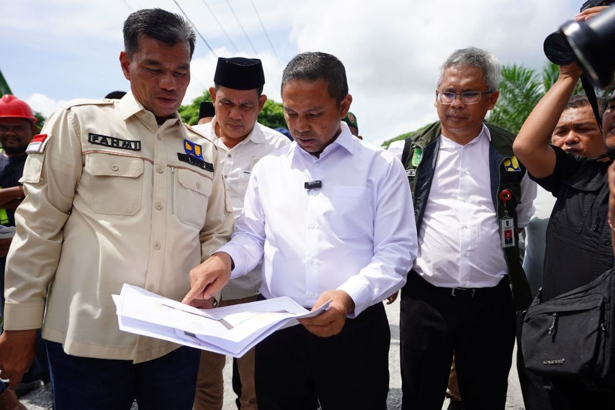 Gubernur Riau (Gubri) Abdul Wahid meninjau langsung progres pembangunan Jalan Selensen-Kota Baru-Bagan Jaya di Kabupaten Indragiri Hilir, Rabu (1/10/2025).&nbsp;