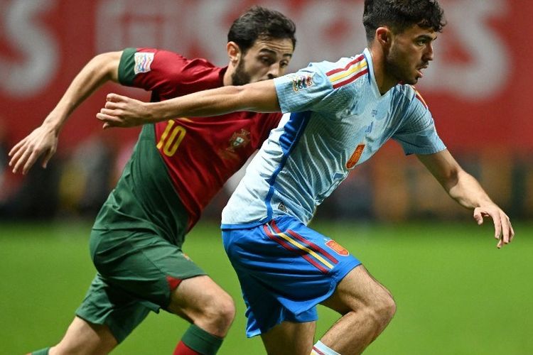 Gelandang Spanyol, Pedri, mengenakan jersey biru Spanyol dalam laga UEFA Nations League kontra Portugal di Stadion Municipal Braga, 27 September 2022. (Photo by PATRICIA DE MELO MOREIRA / AFP)