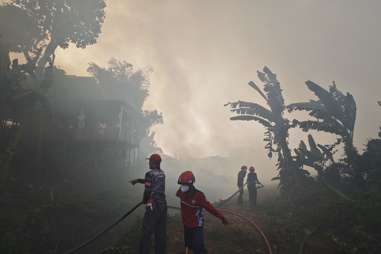 Kebakaran Lahan Dekati Rumah di Samarinda: Warga Panik, Kesulitan Cari Tempat Mengungsi