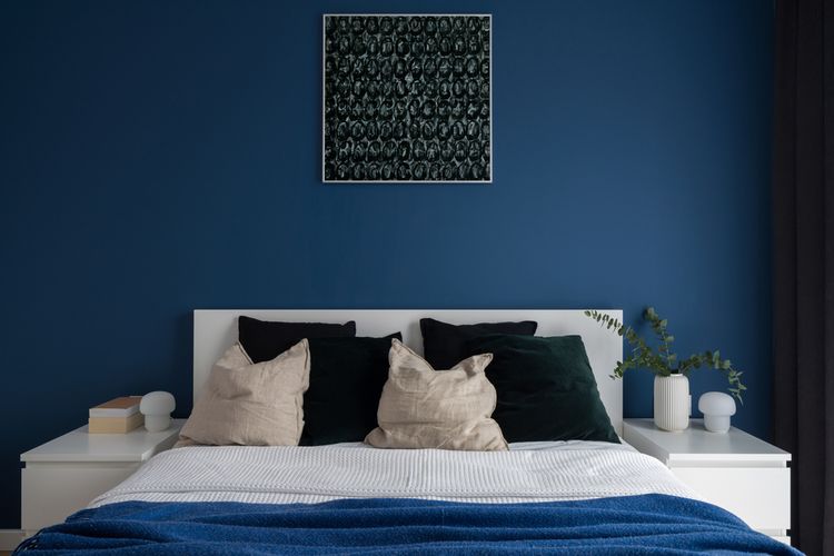 Ilustrasi kamar tidur dengan nuansa warna biru tua. 