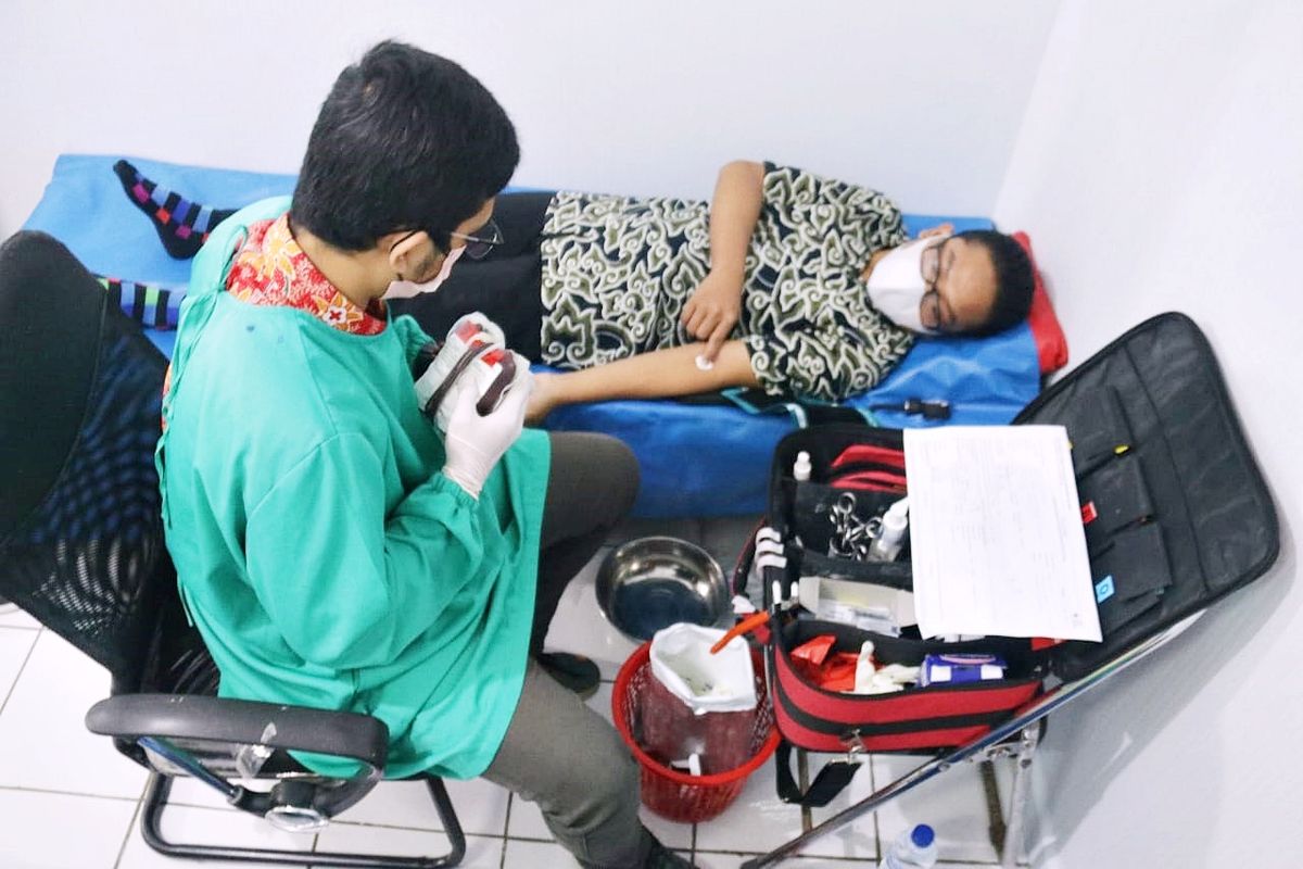Masyarakat mengikuti acara donasi darah dalam rangka memeriahkan hari jadi ke-20 Layanan Kesehatan Cuma-cuma (LKC) Dompet Dhuafa, di Tangerang Selatan, Kamis (4/11/2021).