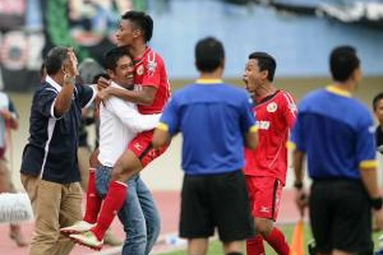 Pemain Semen Padang, Irsyad Maulana, merayakan golnya bersama pelatih Nilmaizar seusai membobol gawang Mitra Kukar, Selasa (15/12/2015)
