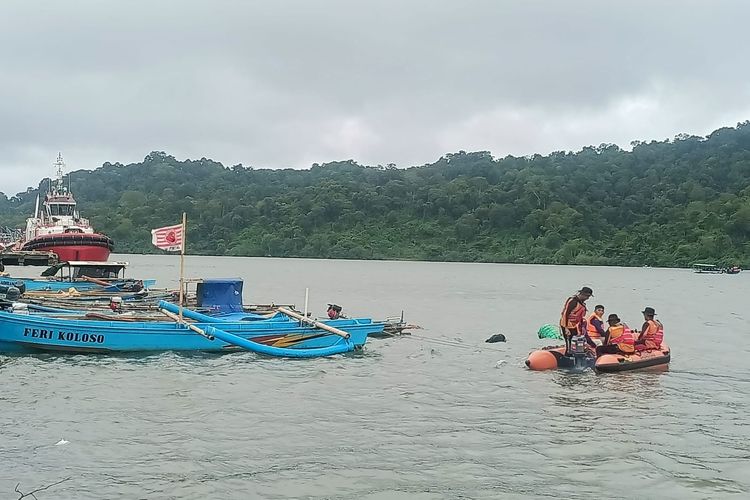 Pencarian nelayan yang hilang di perairan Pulau Nusakambangan, Kabupaten Cilacap, Jawa Tengah, Senin (4/3/2024) sore.
