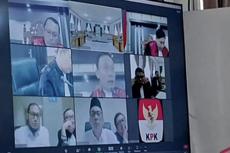 Suasana sidang dugaan korupsi Bupati Meranti nonaktif M. Adil melalui layar 'zoom meeting' di PN Tipikor Pekanbaru.